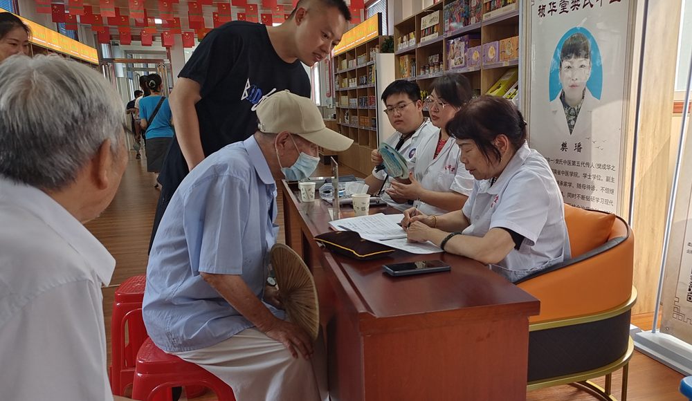 南阳祯华堂义诊活动走进华光社区