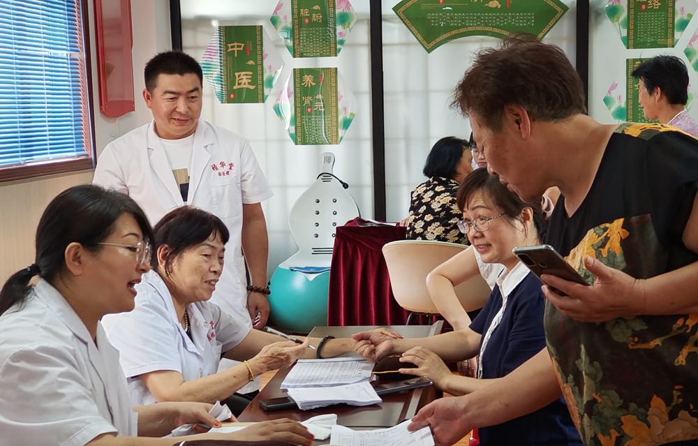 南阳祯华堂义诊活动走进华光社区