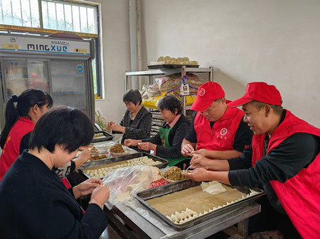 内乡卫生监督所开展中秋节慰问空巢老人志愿服务活动