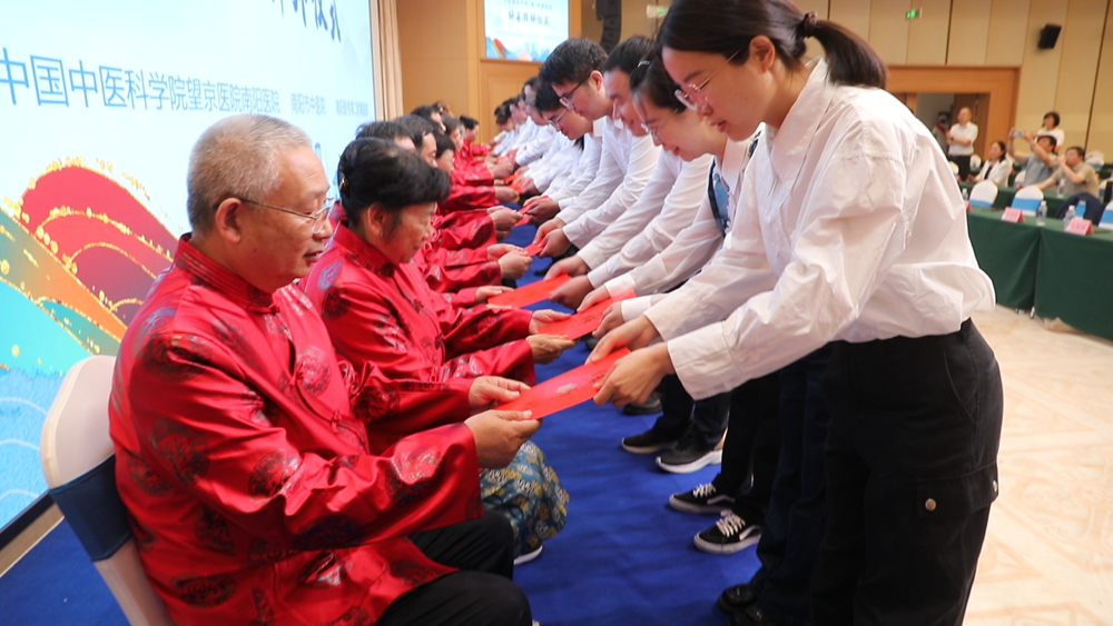 新竹高于旧竹枝 全靠老干为扶持——河南国医学院（筹）举办附属医院师承拜师仪式